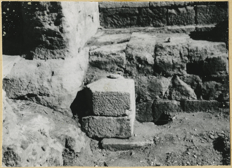 Mur de scène, ou frons scaenae : soubassement du mur