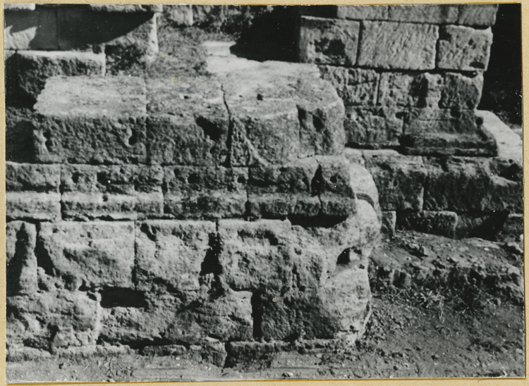 Mur de scène, ou frons scaenae : soubassement du mur à l'ouest de la porte latérale ouest