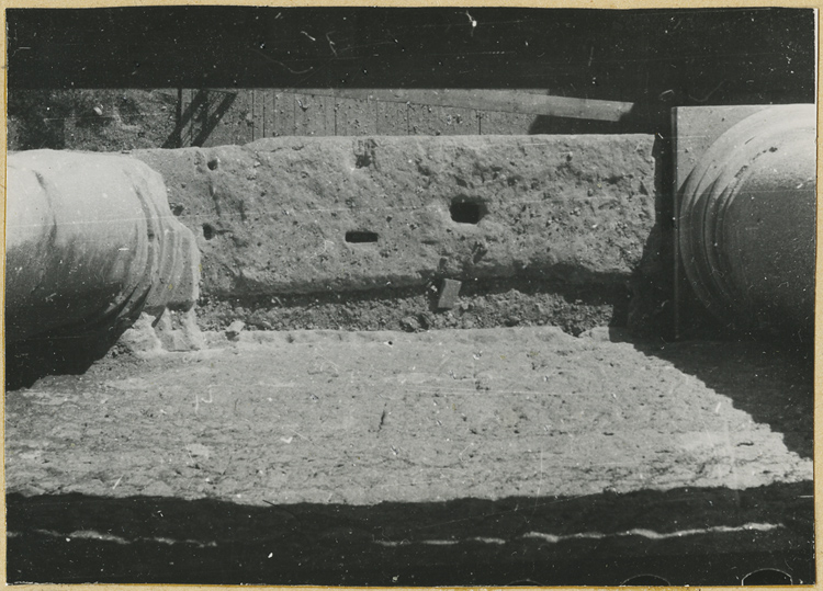 Mur de scène, ou frons scaenae : colonnes du second niveau vues en plongée, côté parascenium ouest