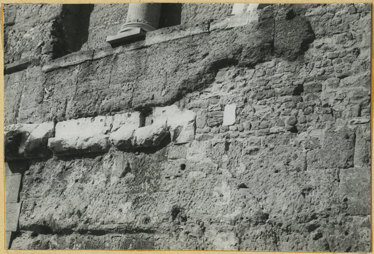 Mur de scène, ou frons scaenae : mur au premier niveau, côté parascenium ouest