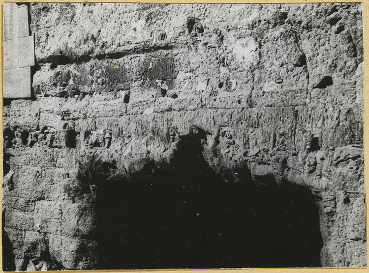 Mur de scène, ou frons scaenae : linteau de la porte menant au parascenium ouest