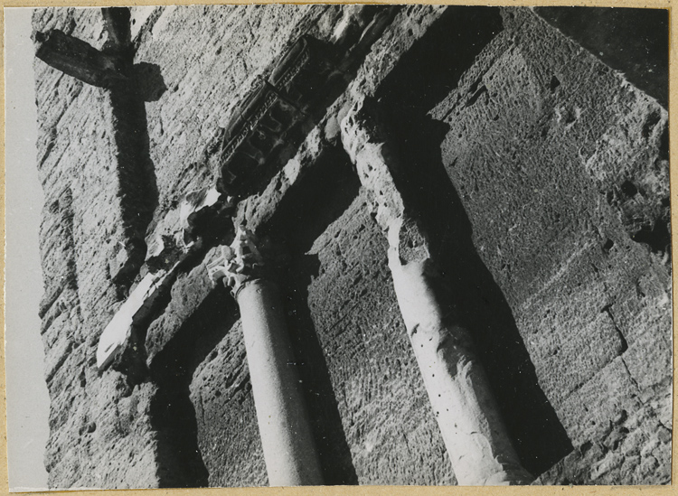 Mur de scène, ou frons scaenae : colonnes et frise du second niveau, côté parascenium ouest