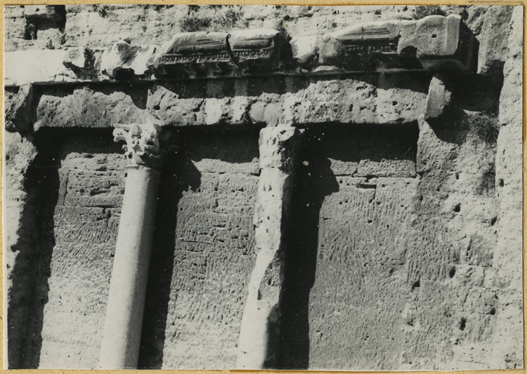 Mur de scène, ou frons scaenae : colonnes et frise du second niveau, côté parascenium ouest, partie supérieure