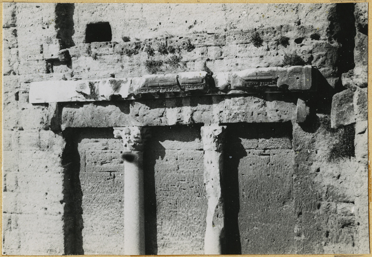 Mur de scène, ou frons scaenae : colonnes et frise du second niveau, côté parascenium ouest, partie supérieure