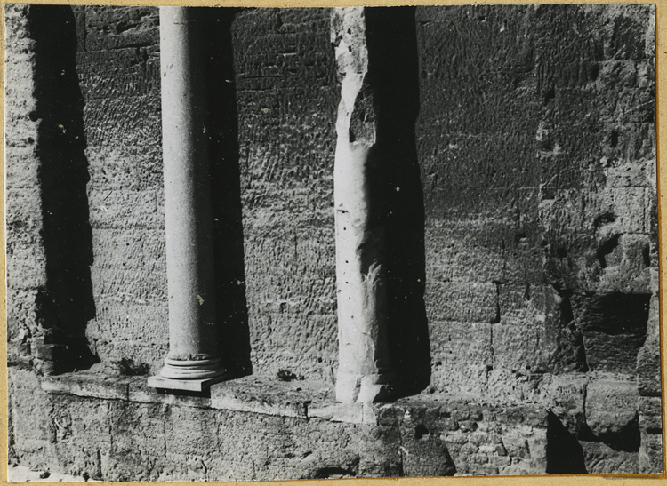 Mur de scène, ou frons scaenae : colonnes du second niveau, côté parascenium ouest, partie inférieure, bases des colonnes