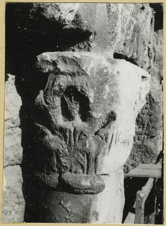 Mur de scène, ou frons scaenae : chapiteau sculpté du second niveau, côté parascenium ouest