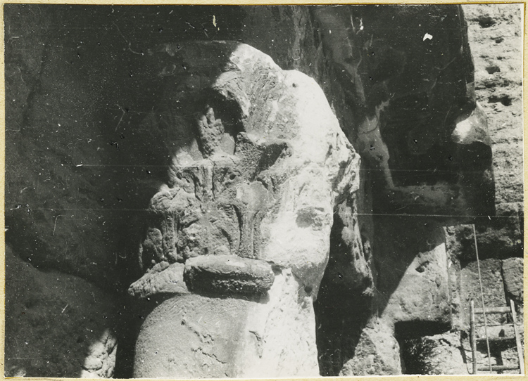 Mur de scène, ou frons scaenae : chapiteau sculpté du second niveau, côté parascenium ouest