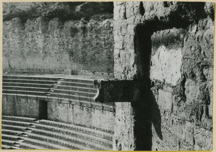 Mur de scène, ou frons scaenae : mur avec console au troisième niveau, côté parascenium ouest et gradins en arrière-plan