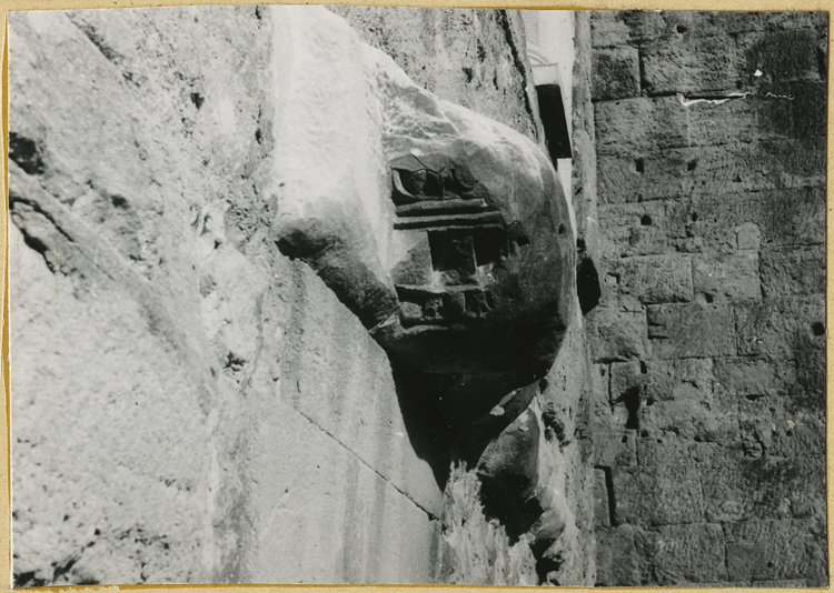 Mur de scène, ou frons scaenae : chapiteau incrusté dans le mur, côté parascenium ouest