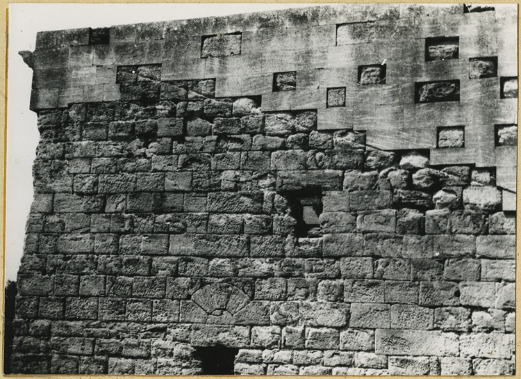 Mur de scène, ou frons scaenae : partie supérieure du mur, côté parascenium ouest