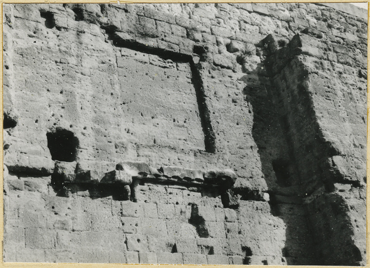 Mur de scène, ou frons scaenae : mur surmontant la porte latérale ouest, deuxième et troisième niveaux