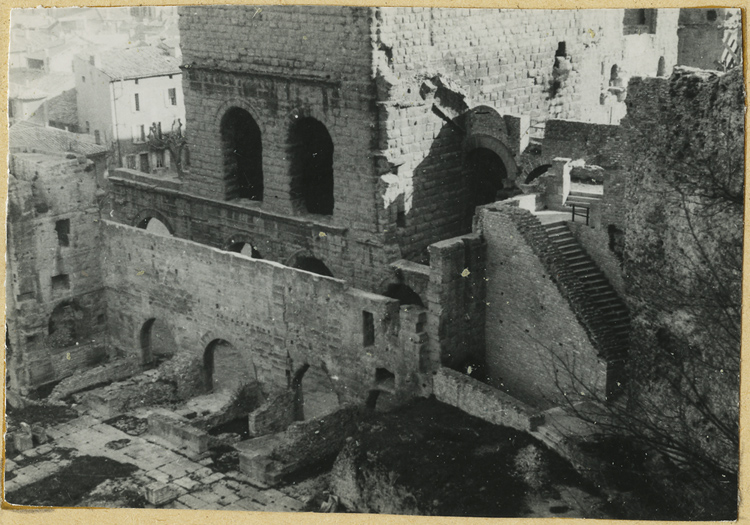 Vestiges jouxtant le théâtre antique, côté ouest : basilique ouest ; Rue entre le théâtre et le temple du gymnase ; Forum romain autrefois identifié comme gymnase