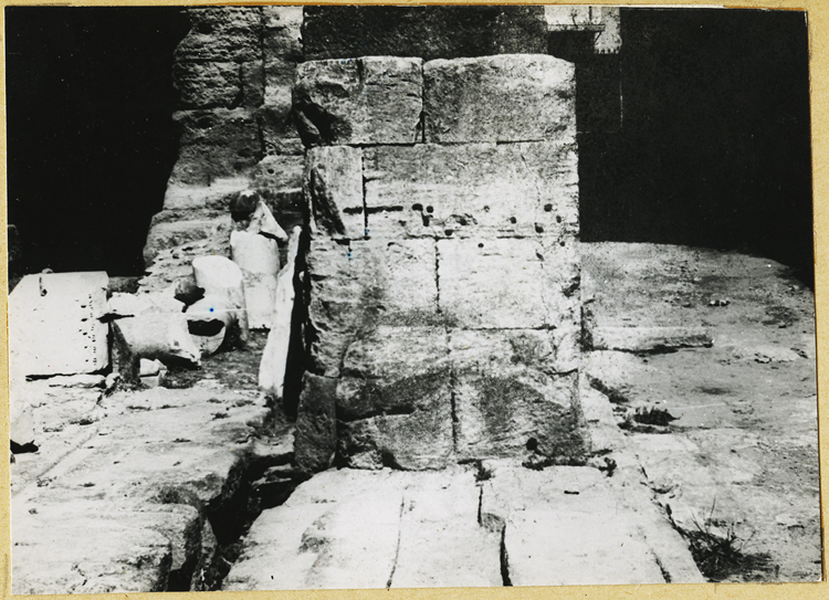 Scène ou proscaenium : soubassement du mur à l'angle sud-ouest, escalier du pulputum, est