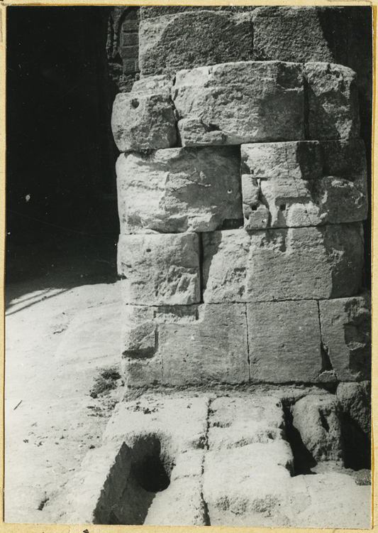 Scène ou proscaenium : soubassement du mur à l'angle sud-ouest ; Escalier du pulputum, ouest