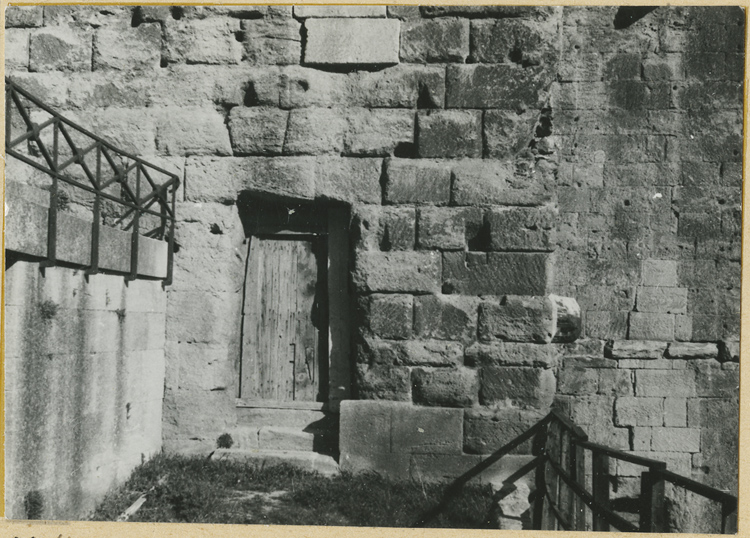 Mur extérieur, porte de la basilique ouest