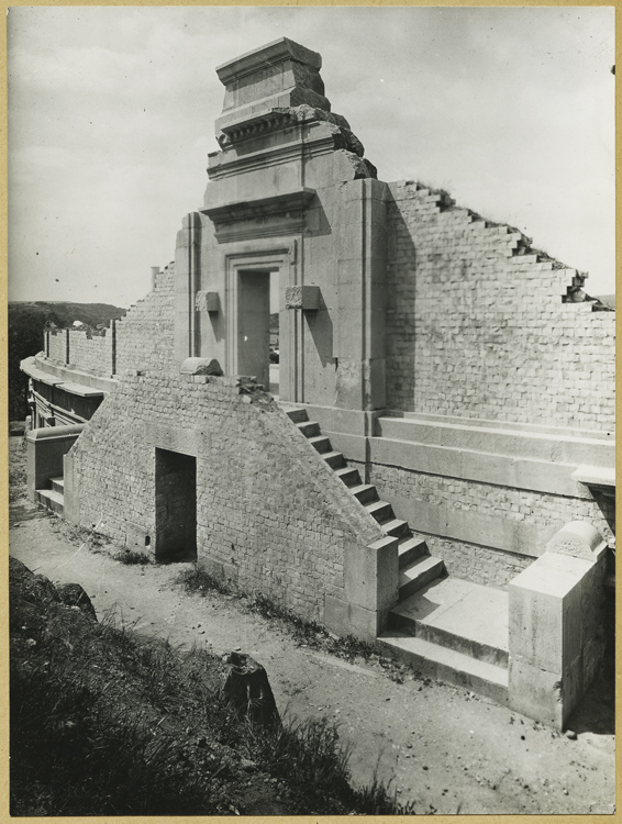 Façade, porte, perron double