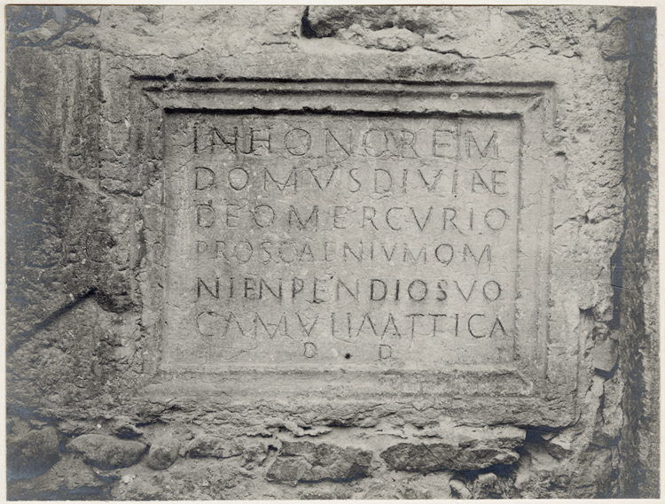 Inscription votive encastrée dans un mur : dédicace à Mercure - © Ministère de la Culture (France), Médiathèque du patrimoine et de la photographie, diffusion GrandPalaisRmn Photo