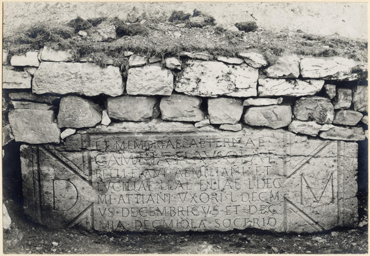Sarcophage avec inscription votive encastré au côté nord de la chapelle - © Ministère de la Culture (France), Médiathèque du patrimoine et de la photographie, diffusion GrandPalaisRmn Photo