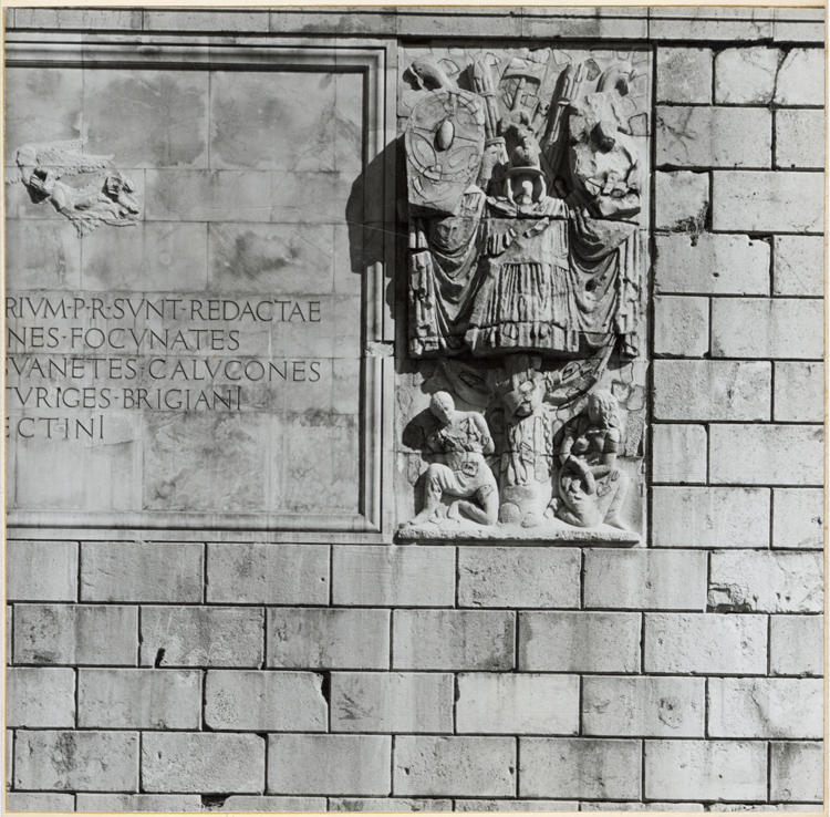 Inscription et relief sculpté