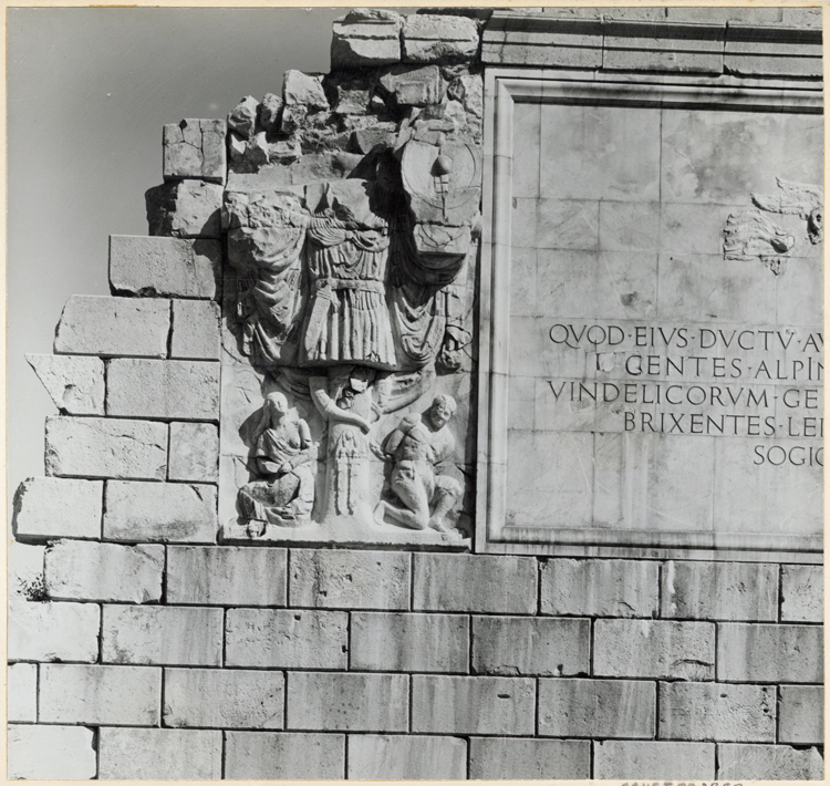 Inscription et relief sculpté