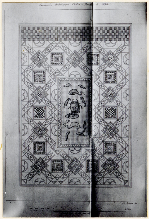 Mosaïque : l’emblème représente la tête de Neptune entourée de poissons - © Ministère de la Culture (France), Médiathèque du patrimoine et de la photographie, diffusion GrandPalaisRmn Photo
