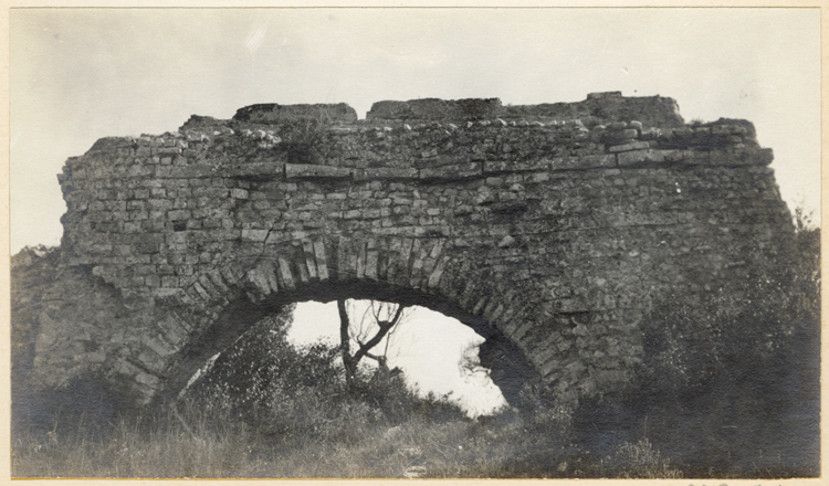 Vue rapprochée d’une arche de l’aqueduc