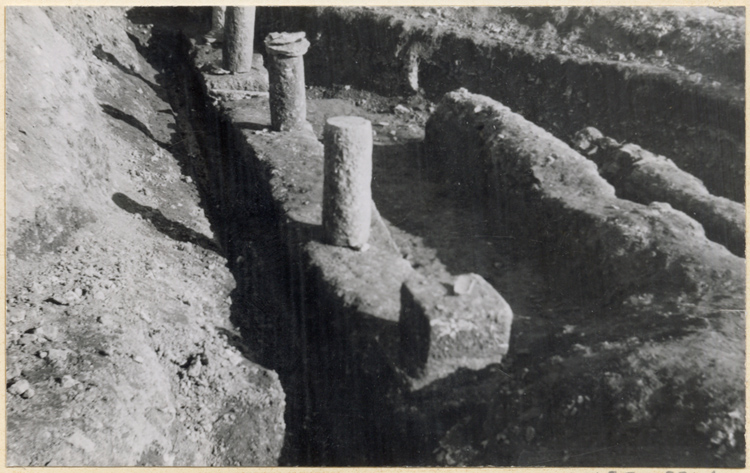 Ruines d’un portique ; Sondages de Vernière en 1943