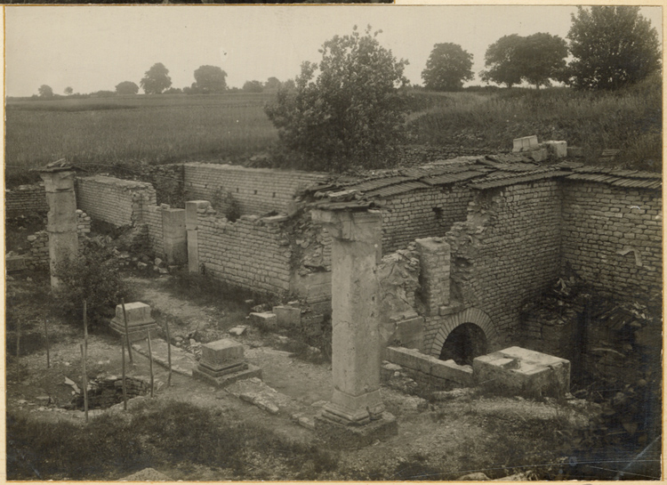 Vue prise en C du monument à crypte (temple)