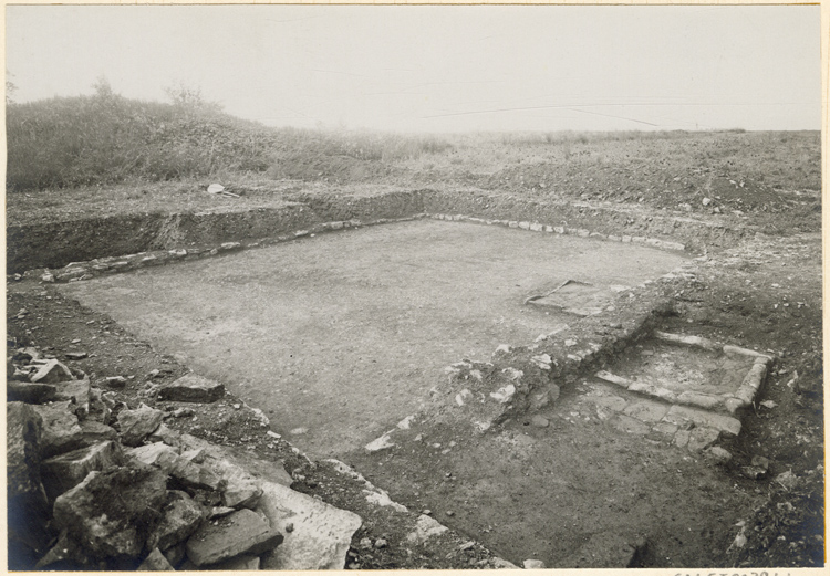 Grande salle carrée, vue du nord-ouest : à l’intérieur, emplacement d’une cheminée ; A l’extérieur emplacement de deux forges