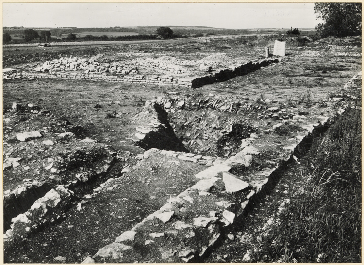 L’excavation n°1 et la rigole qui y aboutit. Vue générale de l’habitation prise du sud-est en 1950