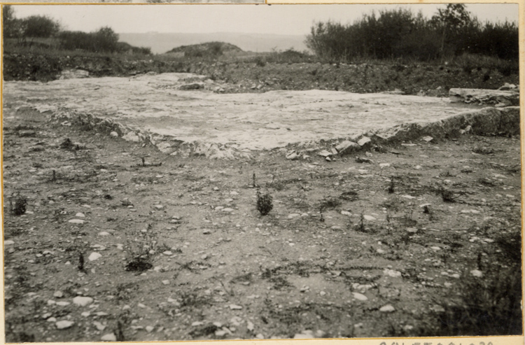 Fouilles de 1945 : dallage vu du sud-est