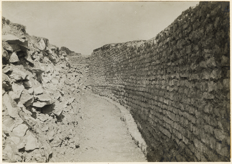 Vue des fouilles du théâtre sur le site d’Alésia