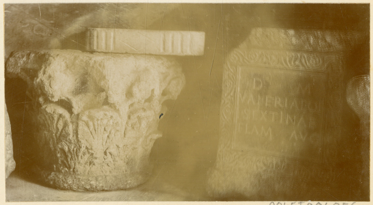 Chapiteau sculpté et inscription - © Ministère de la Culture (France), Médiathèque du patrimoine et de la photographie, diffusion GrandPalaisRmn Photo