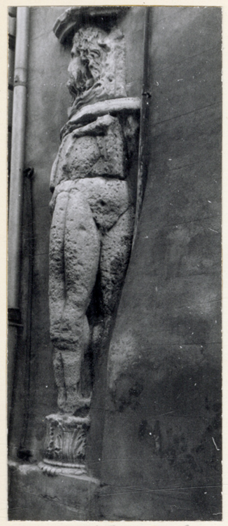 La cariatide aux quatre jambes (éléments de sculpture encastrés dans une façade)