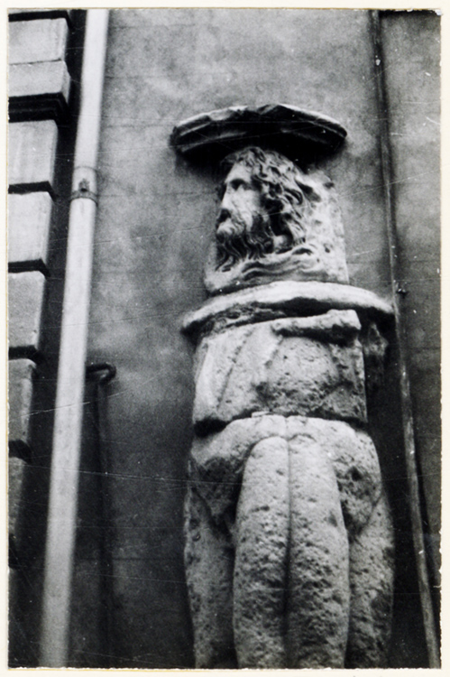 La cariatide aux quatre jambes (éléments de sculpture encastrés dans une façade)