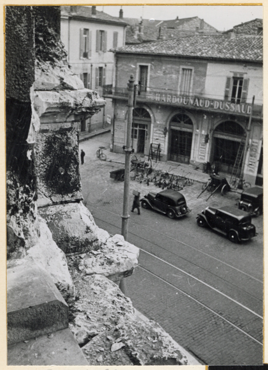 Corniche et piédestal au premier étage