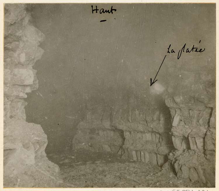 Couloir réunissant les deux caveaux du sous-sol