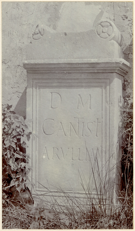 Cippe orné d’une inscription sur sa face principale - © Ministère de la Culture (France), Médiathèque du patrimoine et de la photographie, diffusion GrandPalaisRmn Photo