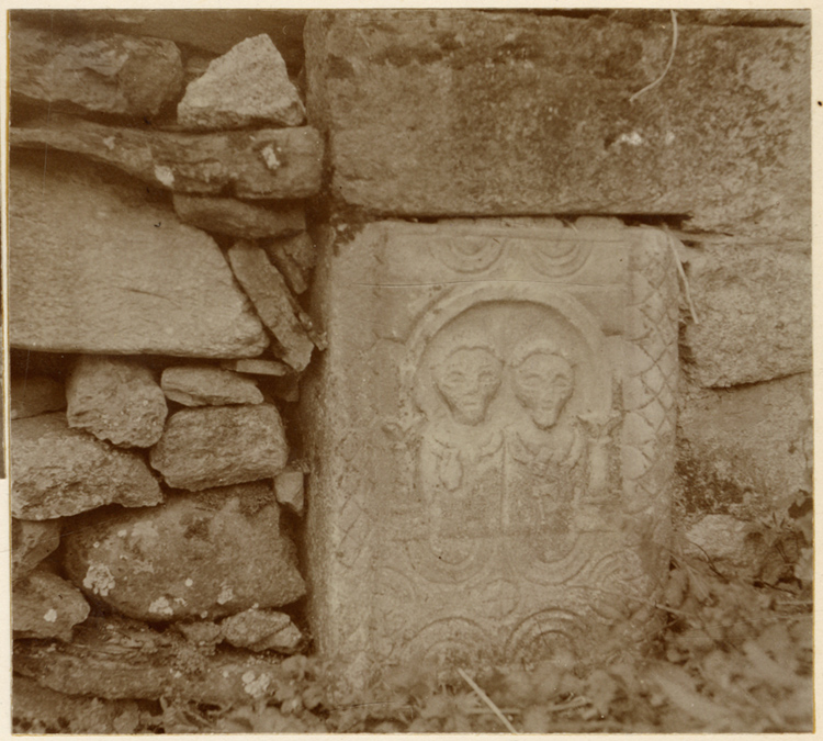 Cippe encastré dans le mur de la chapelle Saint-Pé ou Saint-Tritous de Garin - © Ministère de la Culture (France), Médiathèque du patrimoine et de la photographie, diffusion GrandPalaisRmn Photo