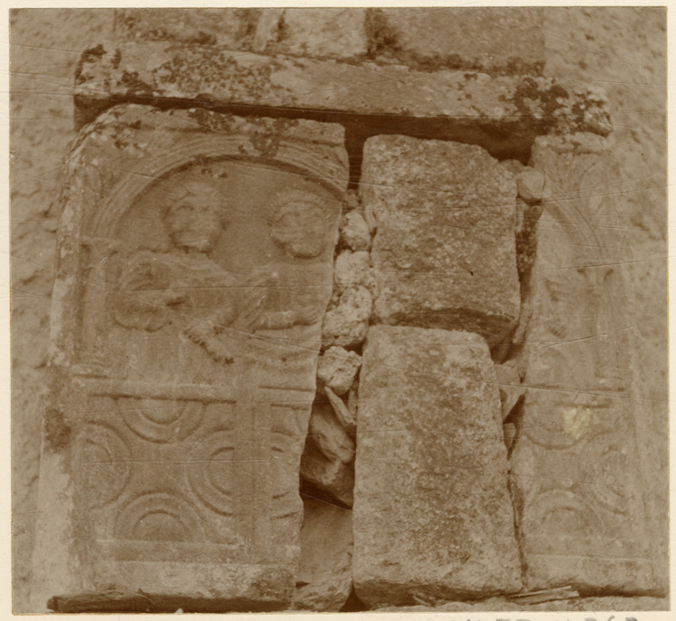 Cippe encastré dans le mur de la chapelle Saint-Pé ou Saint-Tritous de Garin - © Ministère de la Culture (France), Médiathèque du patrimoine et de la photographie, diffusion GrandPalaisRmn Photo