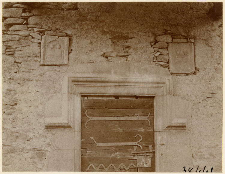 Cippe encastré dans le mur de la chapelle Saint-Pé de Garin - © Ministère de la Culture (France), Médiathèque du patrimoine et de la photographie, diffusion GrandPalaisRmn Photo