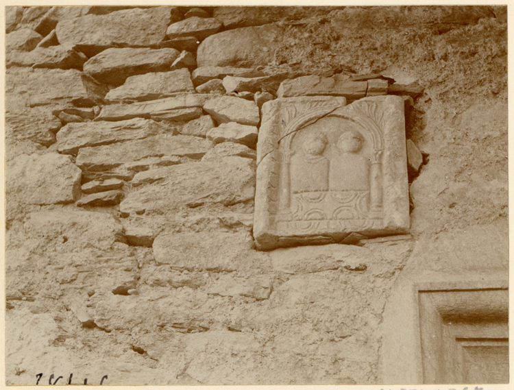 Cippe encastré dans le mur de la chapelle Saint-Pé de Garin - © Ministère de la Culture (France), Médiathèque du patrimoine et de la photographie, diffusion GrandPalaisRmn Photo