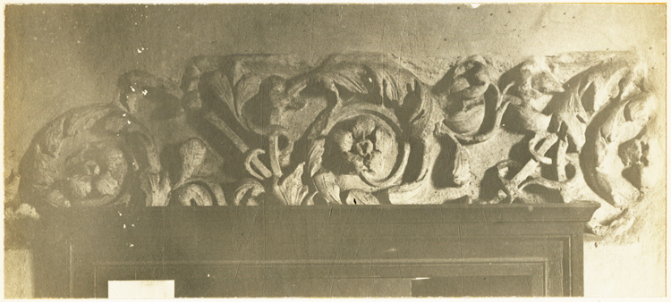 Frise en marbre servant de linteau