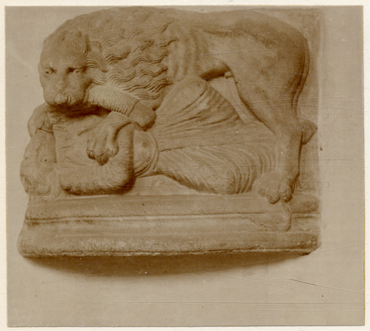 Bas-relief en marbre, situé dans le grand escalier, et représentant un lion dévorant un homme