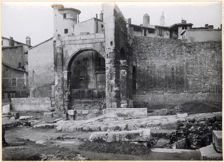 Angle nord-est du portique de l’ancien forum, vu du sud avec, au premier plan, un dallage antique