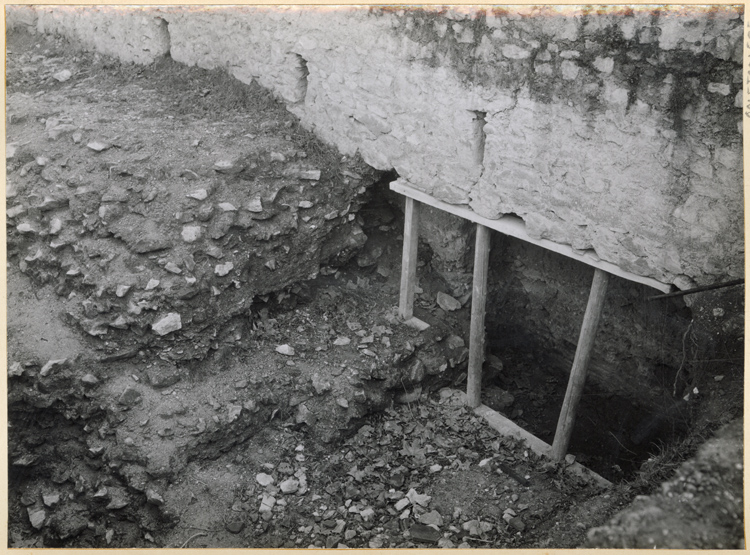 Sondage à la base de l’extrémité est de l’escalier de l’ancien forum