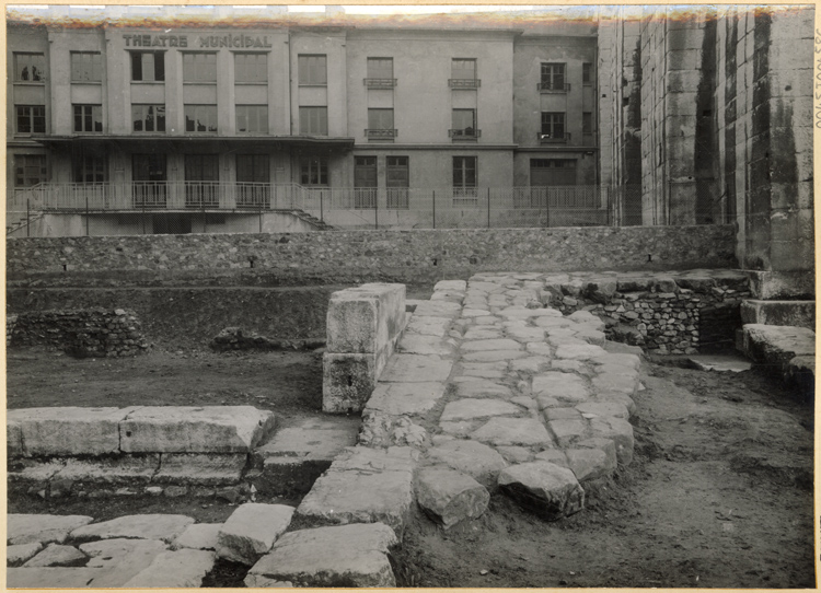 Dallage et mur d’échiffre nord du grand escalier de l’ancien forum