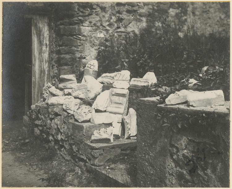 Vestiges sculptés sur le site de l’ancien théâtre