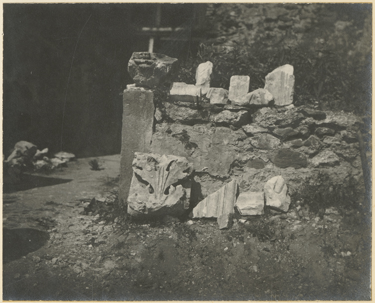 Vestiges sculptés sur le site de l’ancien théâtre