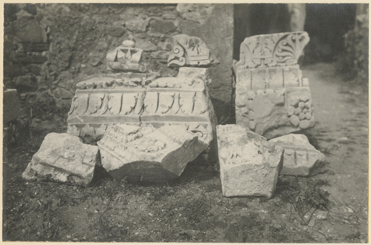 Vestiges sculptés sur le site de l’ancien théâtre